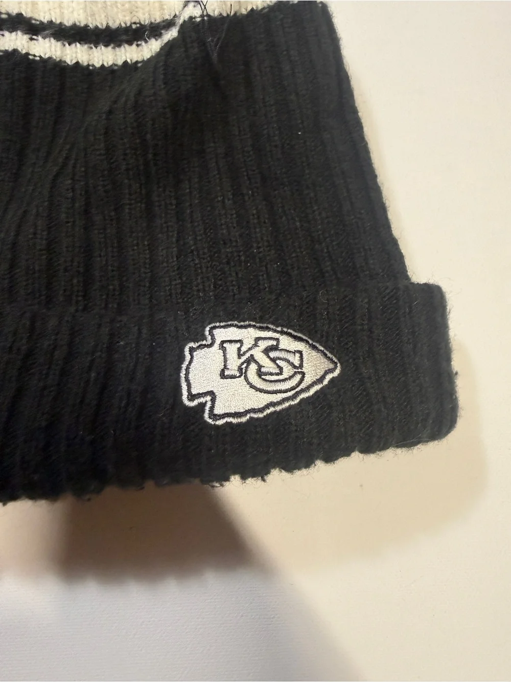 New Era Kids Black & White Kansas City Chiefs Pom Beanie